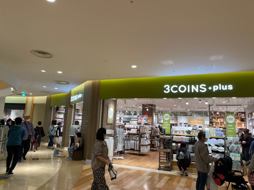 ３COINS＋plusトレッサ横浜店
