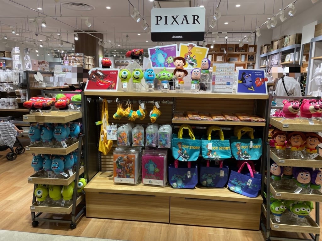 ３COINS＋plusピクサー限定商品