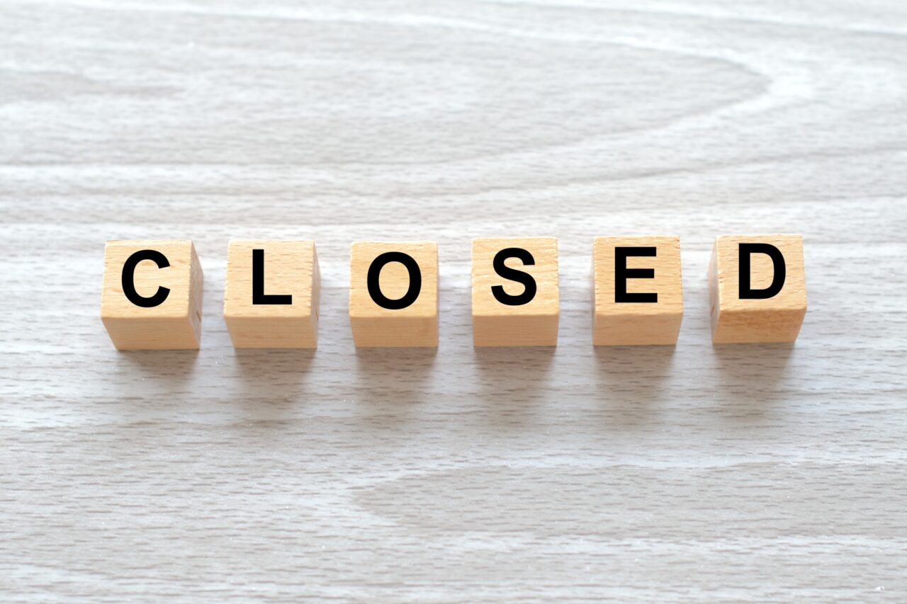 CLOSEDの木のブロック